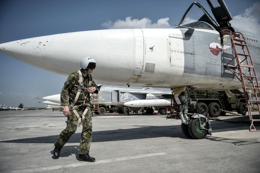 Phi công lái cường kích cơ Su-24 chuẩn bị cất cánh từ căn cứ Hmeymim, tỉnh Latakia của Syria.